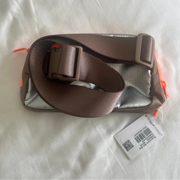🆕 Lululemon Everywhere Belt Bag - Silver Metallic / Soft Sand /Highlight Orange - Picture 5 of 5